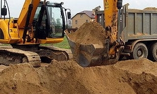 Выкопать яму экскаватором в Инте от 919 руб. - 2Землекопа-Инт