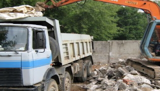Вывоз строительного мусора с участка в Инте недорого от 1531 руб. | 2Землекопа-Инт
